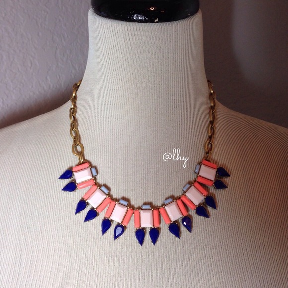 ❌SOLD❌J.CREW GEOMETRIC FRAME NECKLACE - Picture 2 of 4