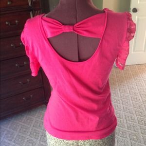 Pink bow back shirt never worn! 🎀