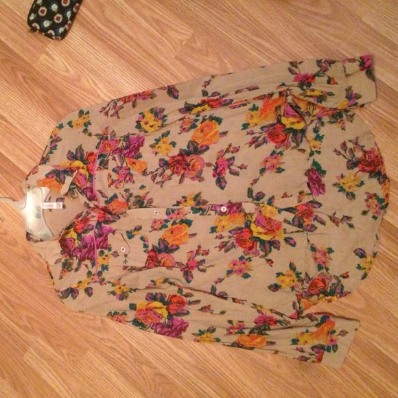 Super cute floral button up!