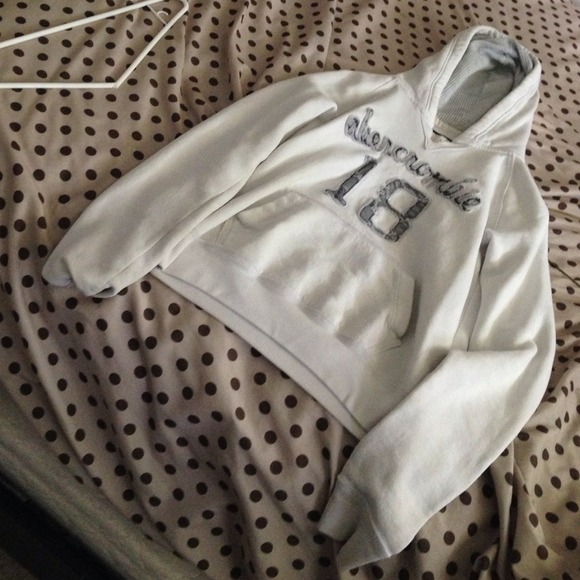 White hollister sweater