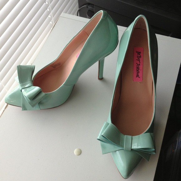 Betsy Johnson mint heels with bow
