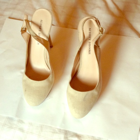 Pump high heeled shoe