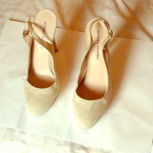 Pump high heeled shoe