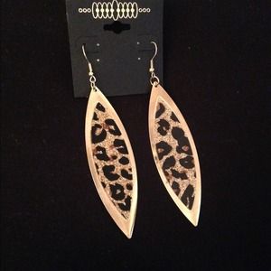 Sassy & chic leopard drop earrings (NWT)