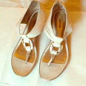 Cute Alfani off white sandals
