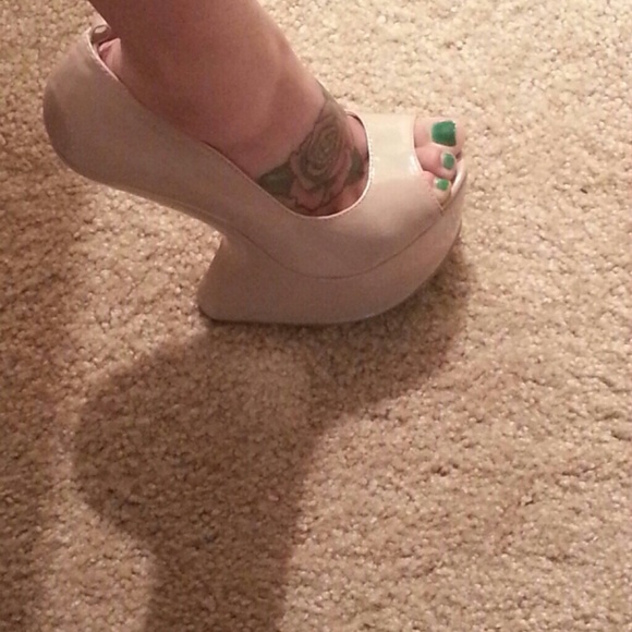 Nude color shoedazzle platform open toe pump