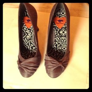 Lovely gray colored shoe