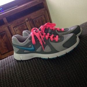 Adorable nikes only been worn 1 time