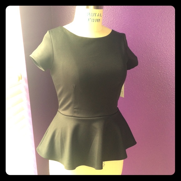 Bisou Bisou scuba peplum top w/ keyhole back