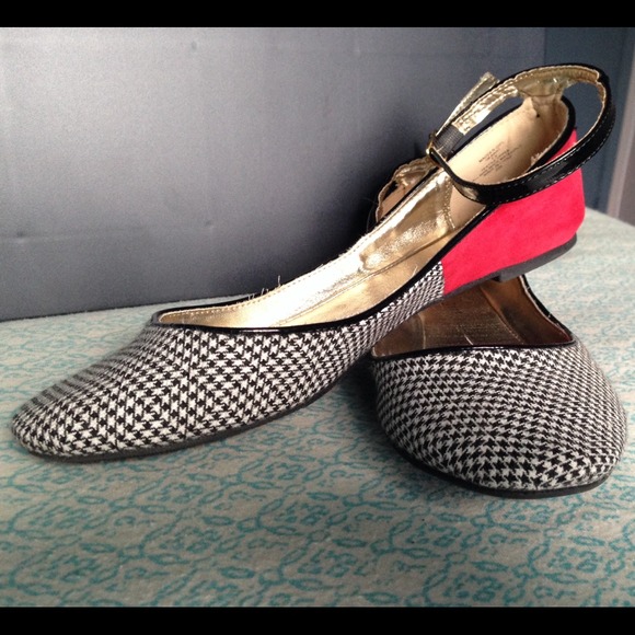 Madden girl b&w houndstooth flat w/ red accent