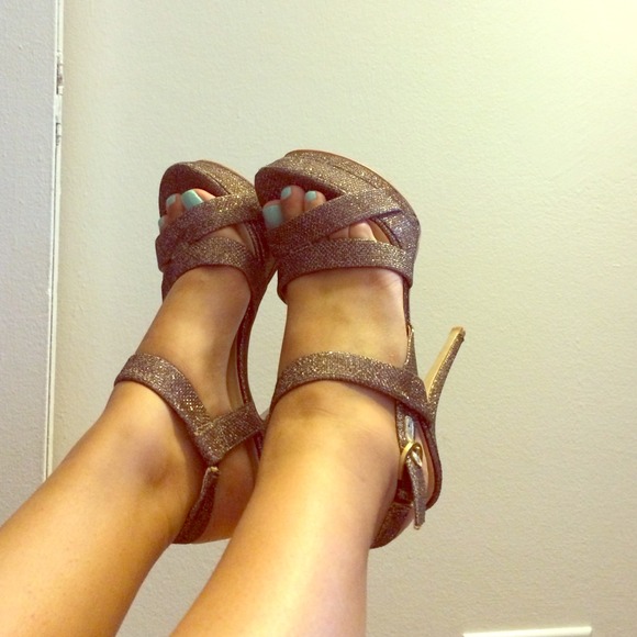 NWT Guess Goldish Sparkly Stilettos / Heels