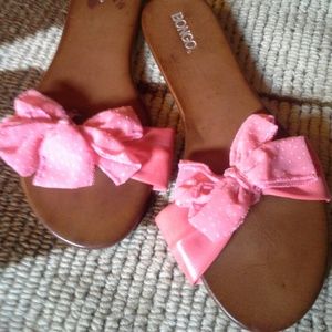 flat sandals w/ pink bow accent