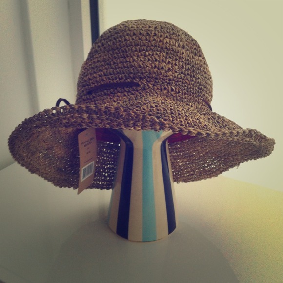 sun hat & lip gloss bundle