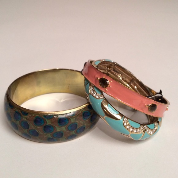 Set of bracelets.