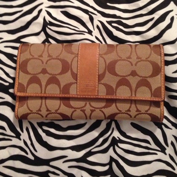 ♦️SALE♦️ COACH Brown Signature wallet/checkbook.