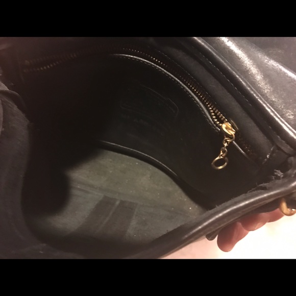 Vintage Coach Black Leather Flap Handbag A8B-9807 - Picture 4 of 4