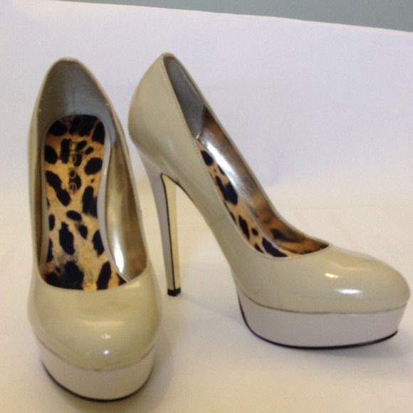 bebe Shoes - Bebe nude platform pumps🌻Courtny