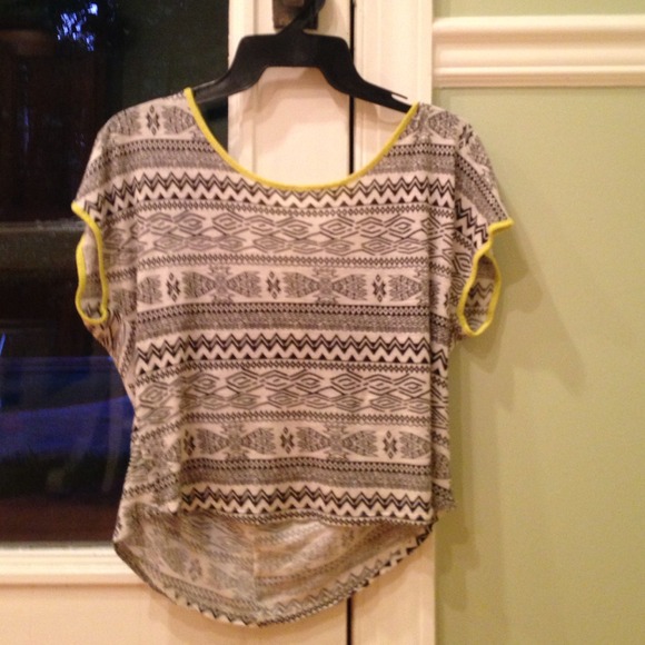 Cropped tribal print tee - Picture 2 of 4