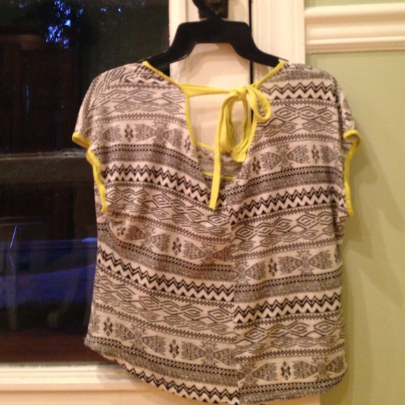 Cropped tribal print tee - Picture 3 of 4