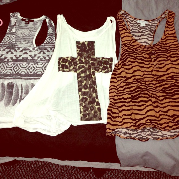 ❌❌Sold❌❌Lot of 3 cute tank tops
