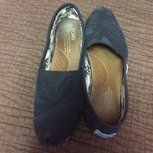 Black toms size 7.5
