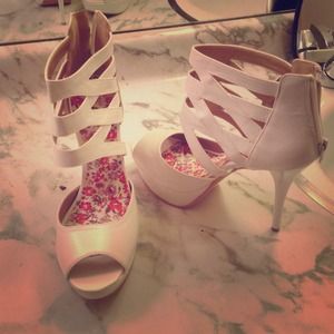 Size 10 pumps,all white,zipper in back !