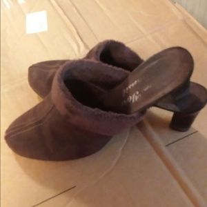 Brown mules