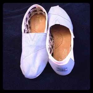 Rare Blue and white TOMS (like new)
