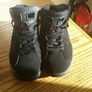 Women Jordan's retro 6's in black