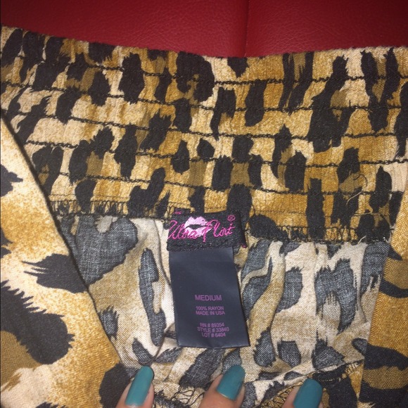 High waisted leopard print shorts w/pockets! - Picture 2 of 2