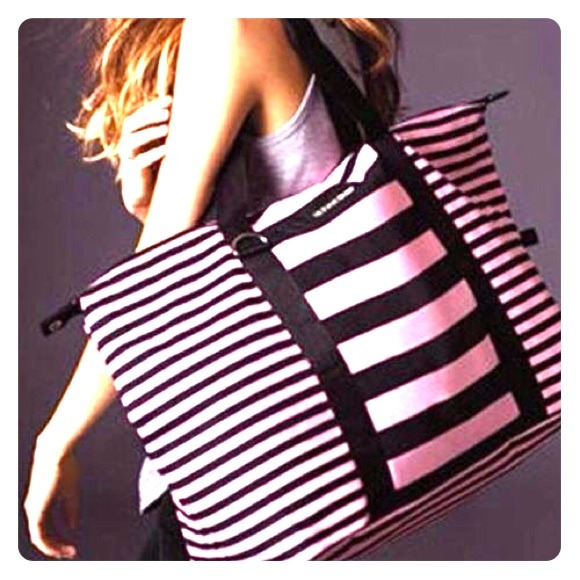 RESERVED FOR @stacyzavala    BNWT VS Weekender Bag