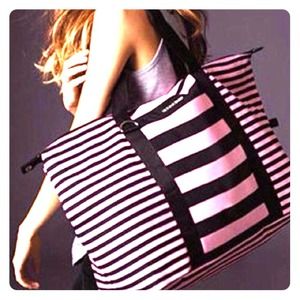 RESERVED FOR @stacyzavala    BNWT VS Weekender Bag