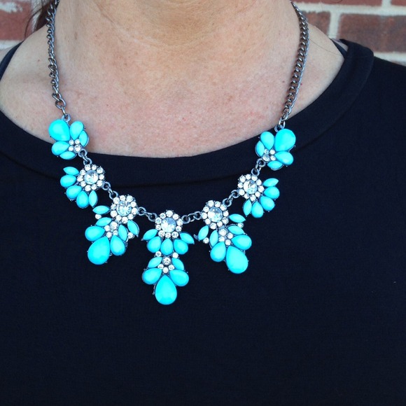 SOLD OUT!! Beautiful statement necklace - Picture 2 of 4