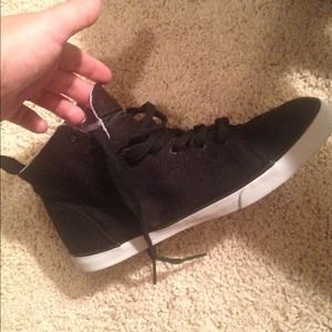 Black mid top vans!