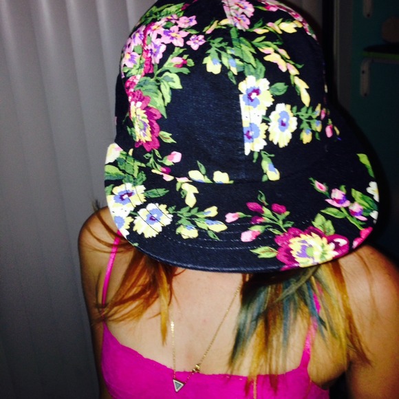 *on hold till Friday night*AA floral snapback 🌸