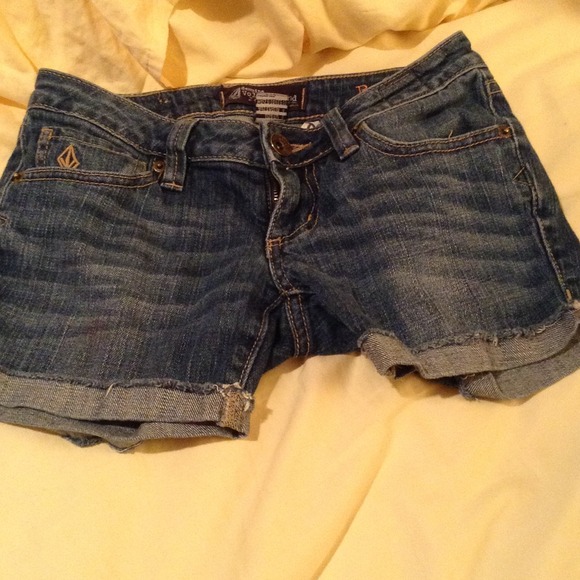 Low rise volcom shorts