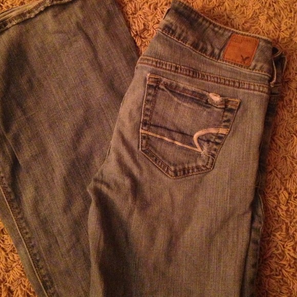 American eagle light wash jeans.