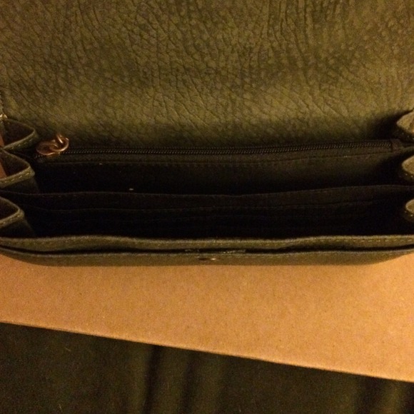 !!!!Sold!!!Guess purse and wallet set - Picture 3 of 4