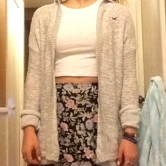 cream hollister sweater :)