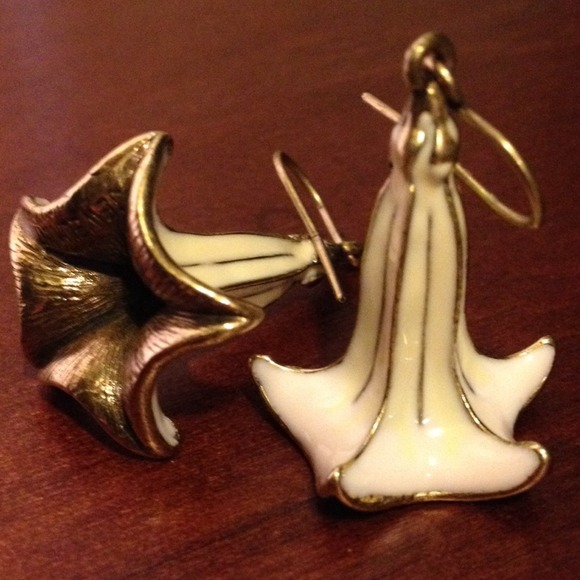 Jewelmint Tulip Earrings