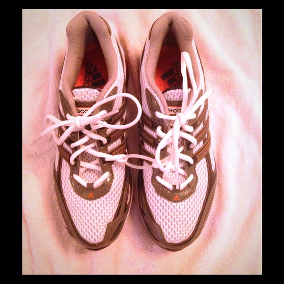 Tennis shoes