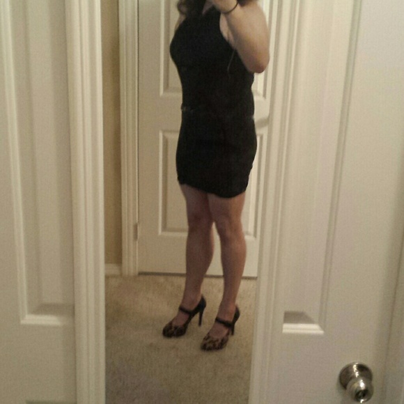 Tight black mini dress with belt - Picture 3 of 4
