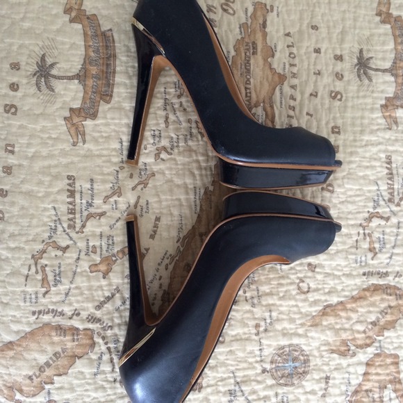 Stradivarius Fall 12/13 black opened toed pumps - Picture 2 of 4
