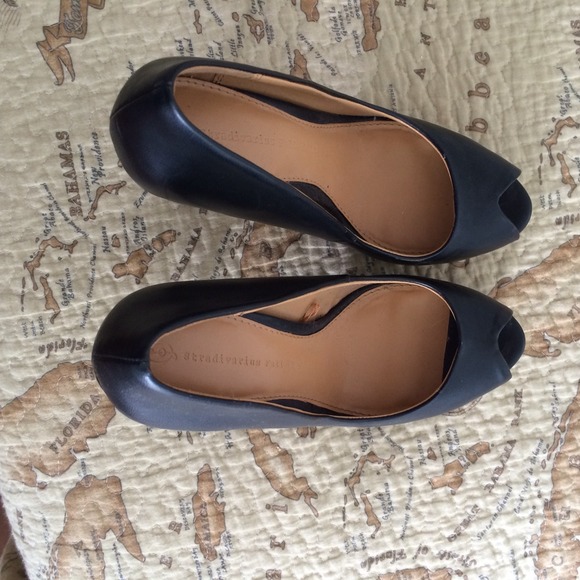 Stradivarius Fall 12/13 black opened toed pumps - Picture 3 of 4