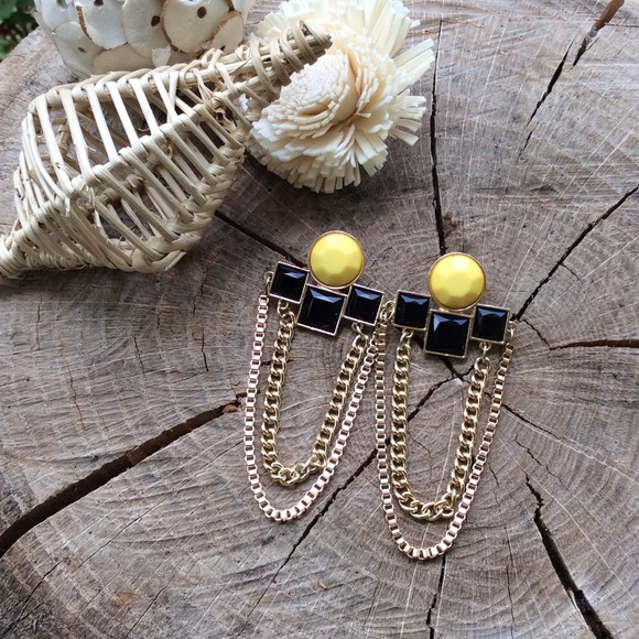 Edgy gold chain drop earrings
