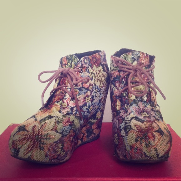 Tapestry theme high heel wedges with laces by Diba