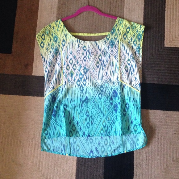 ❌SOLD❌AE open back high low shirt💚💙