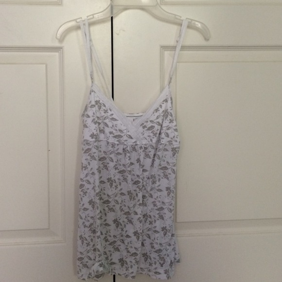 feminine v-neck white, flowery tanktop