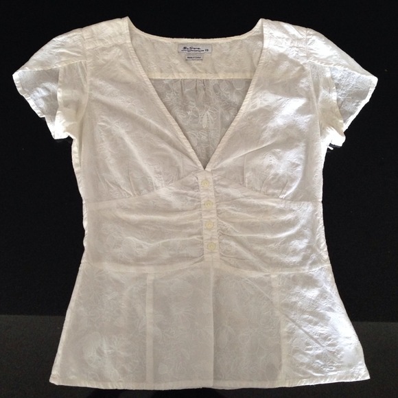 White v neck blouse with floral detail