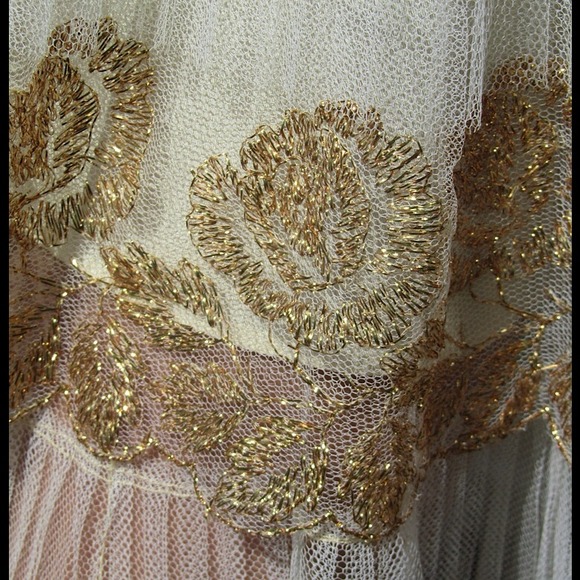Beautiful white and gold dress - Picture 2 of 4